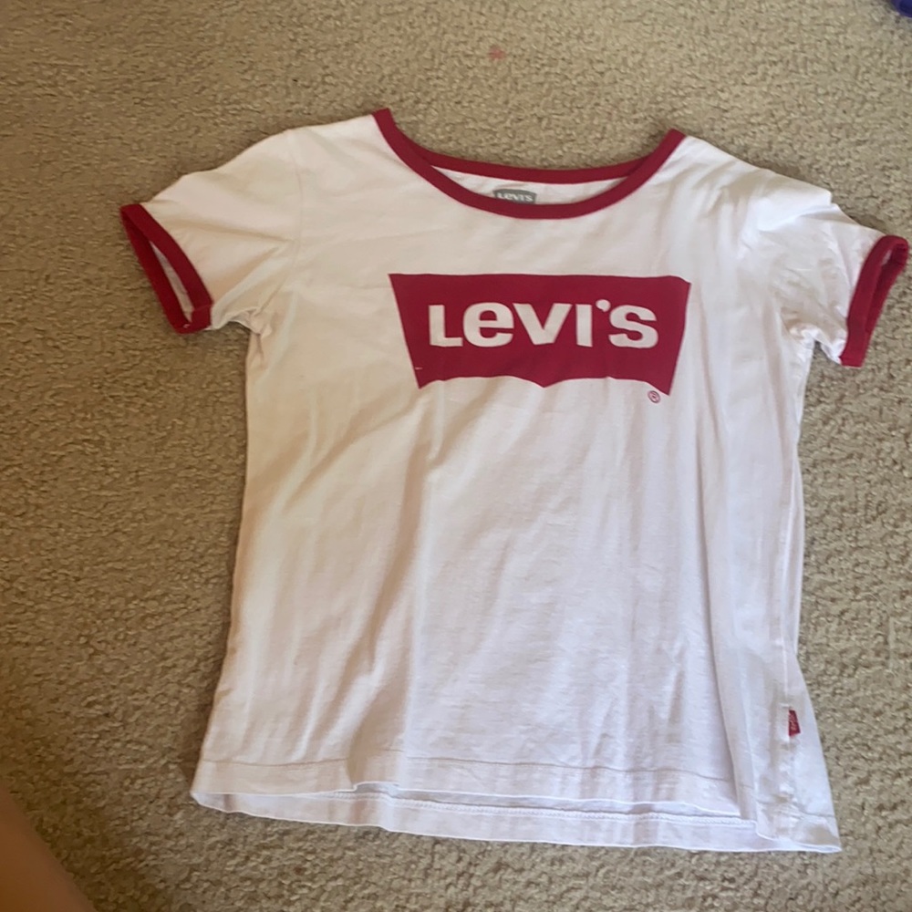 red levi’s t shirt
